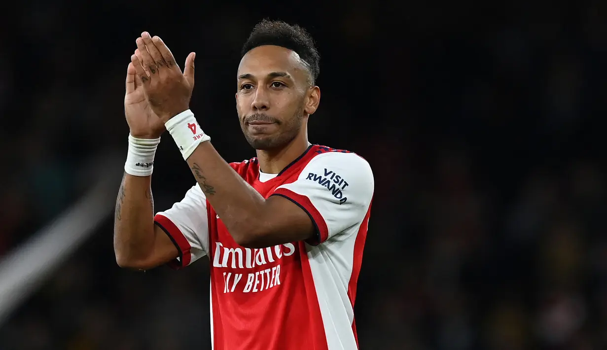 Pierre-Emerick Aubameyang. Striker asal Gabon berusia 32 tahun ini menjadi pemain tertua dan satu-satunya dalam daftar yang jadi pilihan utama. Sejak tengah musim 2017/2018 usai didatangkan dari Borussia Dortmund ia telah bermain dalam 163 laga dengan torehan 92 gol dan 21 assist. (AFP/Glyn Kirk)
