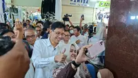 Menkeu Purbaya Sambangi Pasar Tanah Abang, Diserbu Emak-Emak Ditodong Kue Lebaran