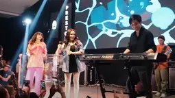 Aksi duet Momo Geisha dan Vierratale saat tampil di Malang, Jawa Timur. (Foto: YouTube/
Momo Youtube Channel)