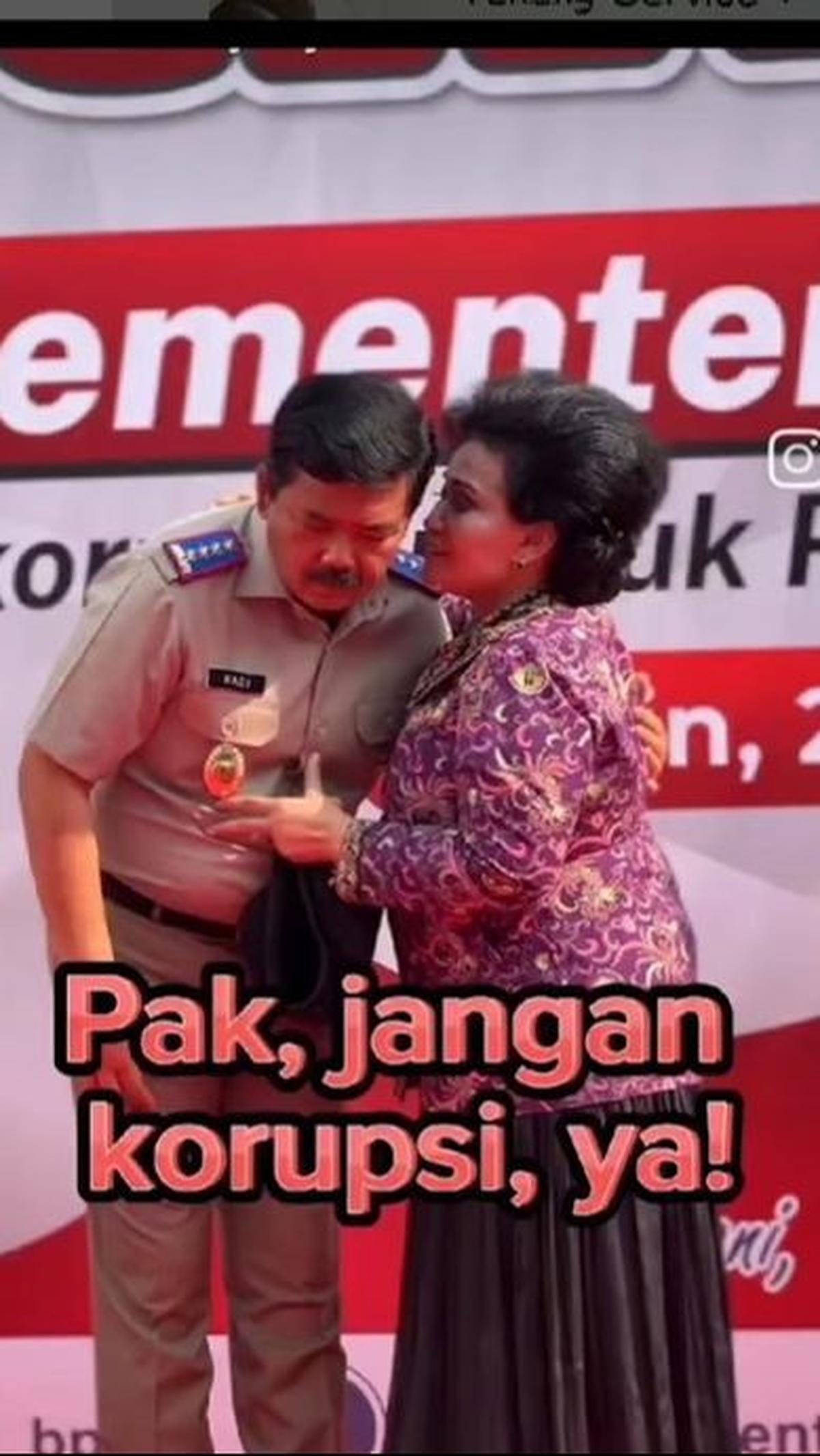 Adanya keterangan tersebut menunjukkan jika sang istri selalu mengingatkan Menteri Hadi untuk tidak korupsi.
