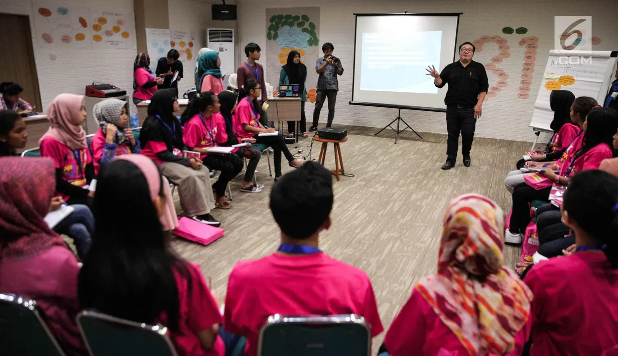 Suasana pelatihan dasar kepemimpinan kepada 21 calon menteri cilik di Jakarta, Senin (9/10). Sebanyak 21 calon menteri cilik dari 12 provinsi mengikuti pelatihan dasar kepemimpinan yang diselenggarakan oleh Plan International. (Liputan6.com/Faizal Fanani)