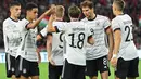 Gelandang Jerman Jonas Hofmann (tengah) melakukan selebrasi dengan rekan satu timnya usai mencetak gol ke gawang Hungaria pada pertandingan grup A3 UEFA Nations League di Puskas Arena di Budapest, Minggu (12/6/2022). Jerman bermain imbang atas Hungaria 1-1. (AFP/Attila Kisbenedek)