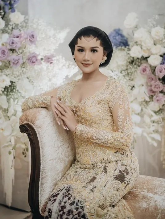 <p>Erina Gudono memiliki gaya busana yang begitu menarik perhatian. Kerap kenakan kebaya di ragam kesempatan, transformasi gaya megahnya dengan perhiasan terlihat signifikan. [Foto: Instagram/ Erina Gudono]</p>