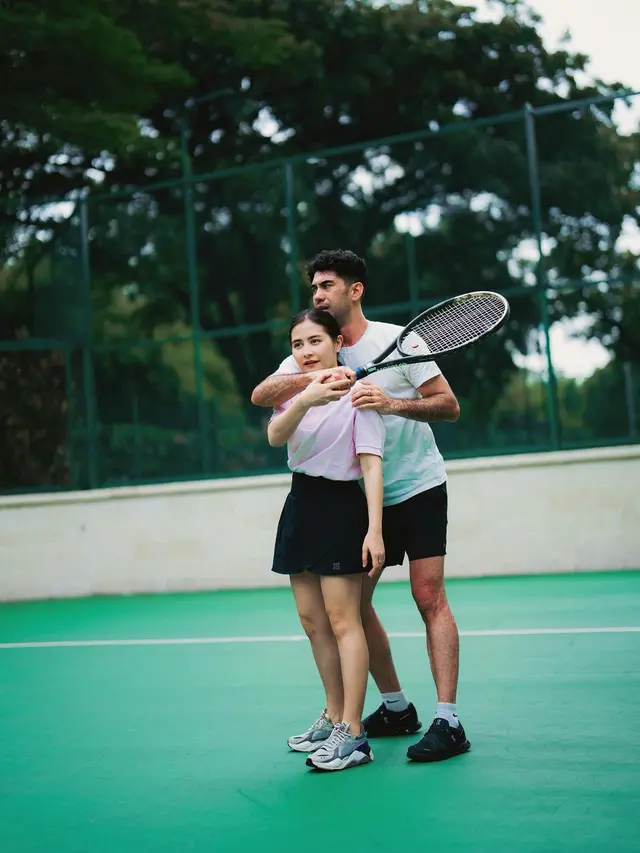 Prilly Latuconsina Diajari Tenis Reza Rahadian