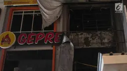 Kondisi Restoran Geprek Bensu pasca kebakaran di Jalan Fatmawati, Jakarta Selatan, Rabu (31/1/2019). Bangunan 3 lantai tersebut terbakar sekitar pukul 14.21 dan berhasil dipadamkan dengan 13 unit mobil pemadam. (Liputan6.com/Faizal Fanani)