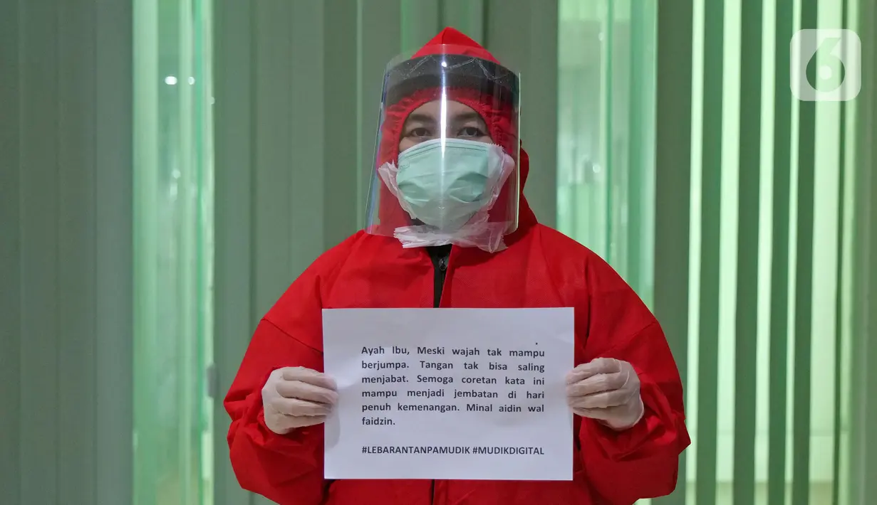 Perawat Alfina Damayanti (28) menyampaikan pesan lewat sebuah tulisan saat di RSUD Pasar Minggu, Jakarta, Jumat (22/5/2020). Sejumlah garda terdepan Covid-19 menyampaikan pesan lewat sebuah tulisan. (Liputan6.com/Herman Zakharia)