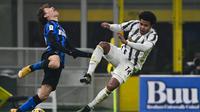Gelandang Inter Milan, Nicolo Barella (kiri) berduel dengan gelandang Juventus, Weston McKennie pada leg pertama semifinal Coppa Italia 2020/2021, Rabu (03/02/2021) dini hari WIB. (MIGUEL MEDINA / AFP)