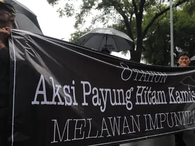 Sebuah spanduk dibentangkan aktivis saat 'Aksi Diam Kamisan'. Aksi ini telah memasuki tahun ke delapan, Jakarta, Kamis (22/1/2105). (Liputan6.com/Herman Zakharia)