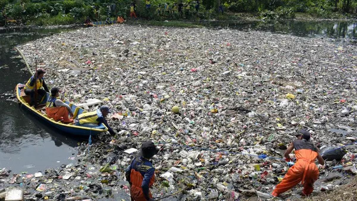 19 Ton Sampah Kembali Kotori Sungai Citarum