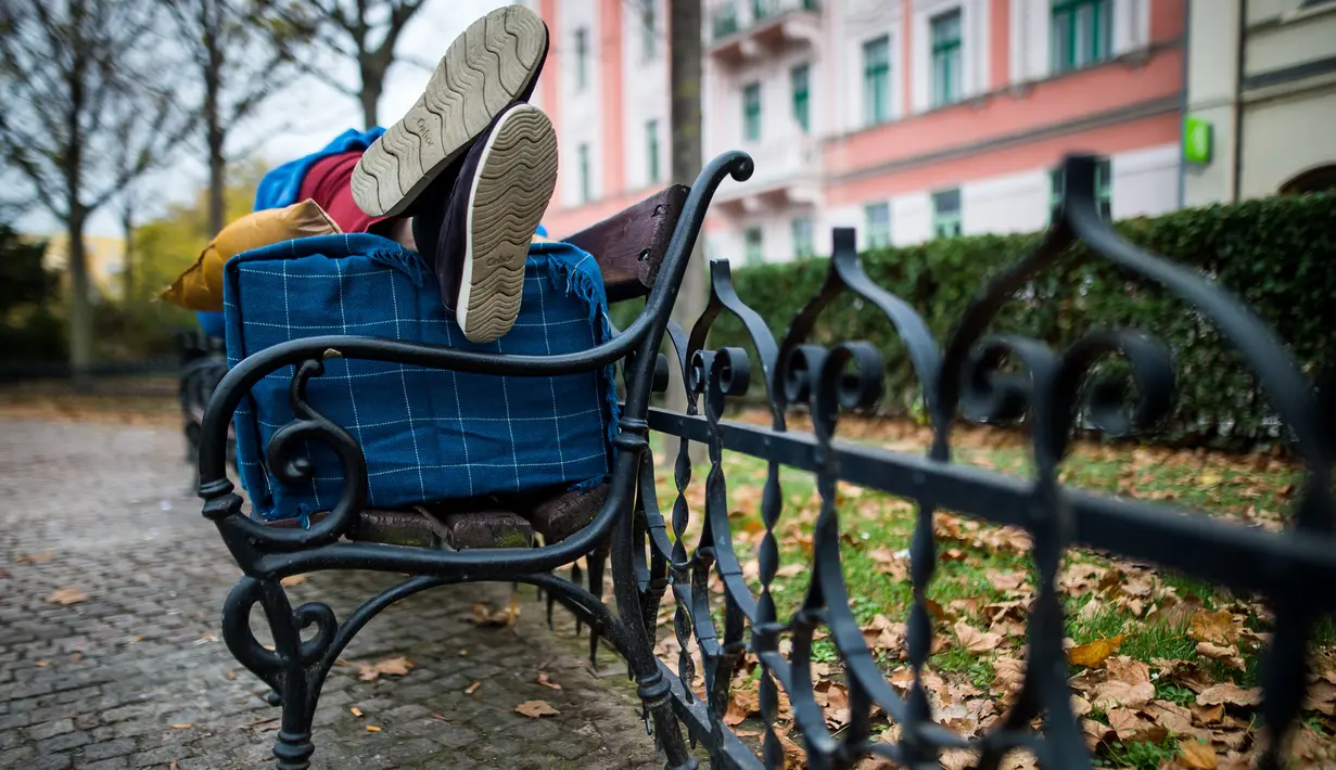 Aktivis berbaring di bangku di pusat kota Bratislava, 8 November 2018. Aksi itu untuk menunjukkan solidaritas kepada tunawisma di Hungaria yang dilarang tidur di tempat-tempat umum setelah diberlakukannya undang-undang tunawisma. (VLADIMIR SIMICEK/AFP)