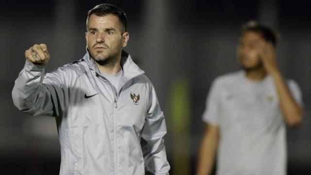 Pelatih Timnas Indonesia, Simon McMenemy, memberikan instruksi saat latihan. (Bola.com/M. Iqbal Ichsan)