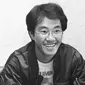 Foto hitam putih yang diambil pada bulan Mei 1982 ini menunjukkan seniman manga Jepang, Akira Toriyama, yang meninggal dunia pada tanggal 8 Maret 2024. Penerbit Shueisha mengatakan dalam sebuah pernyataan bahwa mereka "sangat sedih dengan berita kematiannya yang tiba-tiba". Pria berusia 68 tahun itu adalah penulis judul "Dragon Ball" dan "Dragon Ball Z" yang sangat populer dan berpengaruh. (STR/JIJI Press/AFP)
