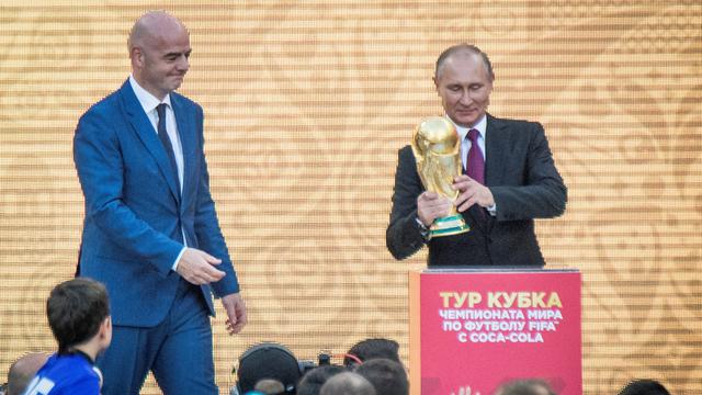 Trofi Piala Dunia 2018-Vladimir Putin