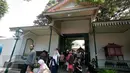 Wisatawan mengunjungi keraton kesultanan Yogyakarta,(10/7).Kunjungan wisata mengalami lonjakan menjelang liburan akhir lebaran .(Boy Harjanto)