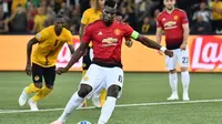 Gelandang Manchester United, Paul Pogba, mengeksekusi penalti yang berujung gol ke gawang Young Boys pada laga Grup H Liga Champions, di Stade de Suisse, Rabu (19/9/2018). (AFP/Alain Grosclaude)