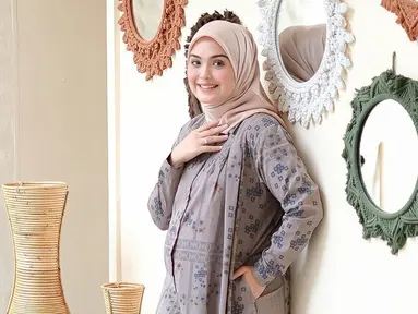 Ini adalah potret unggahan terbaru Vebby Palwinta saat pamer baby bump. Pakai gamis motif, penampilan sahabat Dinda Hauw ini makin memesona. Meski perutnya makin buncit, namun Vebby Palwinta tidak terlihat mengalami kenaikan berat badan drastis. Akan segera jadi ibu dua anak, bintang film lawas Hijabers In Love ini masih awet muda dan terlihat seperti gadis. (Liputan6.com/IG/@vebbypalwinta)