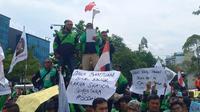 Para driver ojol menggelar aksi unjuk rasa di Kantor Gubernur Sumatera Utara (Sumut), Jalan Diponegoro, Kota Medan
