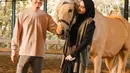 Potret Zaskia Sungkar saat berkuda banjir pujian, makin hari makin jago ibu sekaligus pengusaha ini menunggang kuda. (Liputan6.com/IG/@zaskiasungkar15)