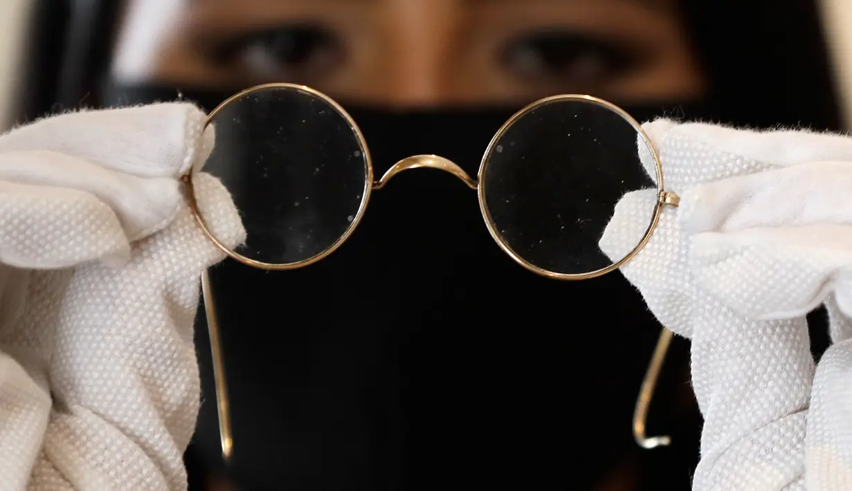 Sepasang kacamata Windsor bulat milik John Lennon dipamerkan di ruang lelang Sotheby di London, pada 25 September 2020. Sotheby’s kembali mengadakan lelang online memorabilia Beatles pada September ini menandai 50 tahun bubarnya grup band legendaris asal Inggris itu. (AP Photo/Kirsty Wigglesworth)