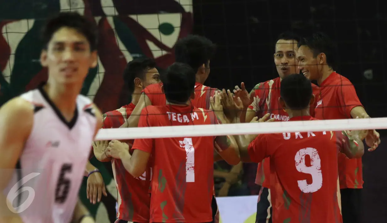 Selebrasi Tim voli Kopassus saat mendapat poin melawan Bandung Tectona di ajang Danjen Kopassus BNI 46 Volley Ball Tournament di Cijantung, Jakarta, Minggu (2/4). Tournament ini berhadiah total Rp 115 juta. (Liputan6.com/Helmi Afandi)