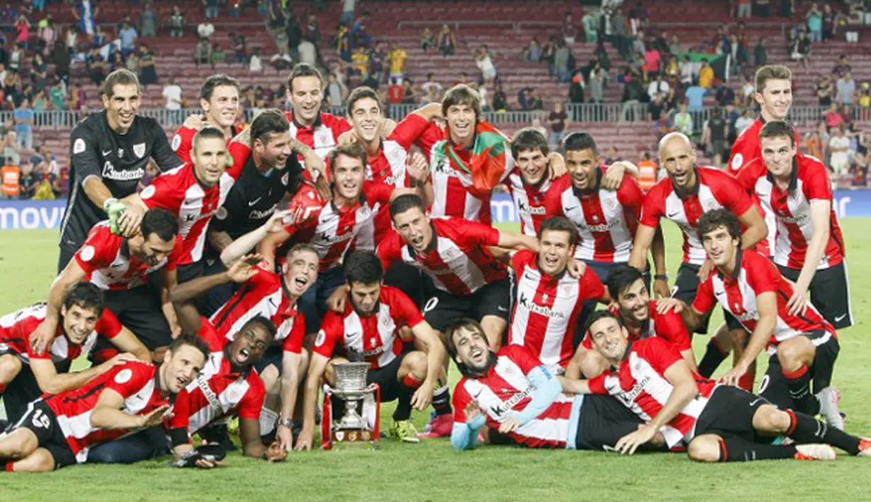 Pemain Athletic Bilbao merayakan kemenangan usai menang agregat atas Barcelona di leg kedua Piala Super Spanyol di stadion Camp Nou, Barcelona, Spanyol, (18/8/2015).  Athletic Bilbao menang dengan agregat akhir 1-5. (AFP/QUIQUE GARCIA)