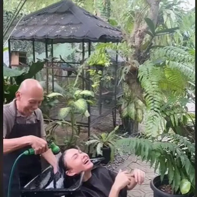 Bukan di Salon, Yuni Shara Keramas di Halaman Rumah Pakai Selang Air