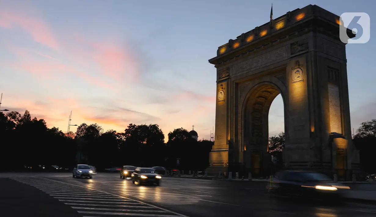 Pemandangan monumen Arcul De Triumf atau The Arch of Triumph di Jalan Kiseleff, Bucharest, Rumania, Sabtu (30/9/2023). Monumen ini memperingati kemenangan Rumania dalam Perang Dunia Pertama dan penobatan Raja Ferdinand dan istrinya Marie. (Liputan6.com/Herman Zakharia)