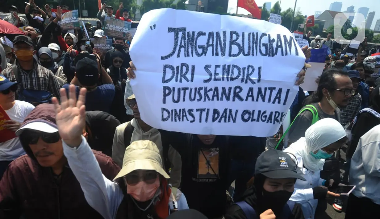Ada yang membawa poster di antaranya dengan tulisan 'Stop Catut Pilihan & Masa Depan Kami'. (merdeka.com/Arie Basuki)