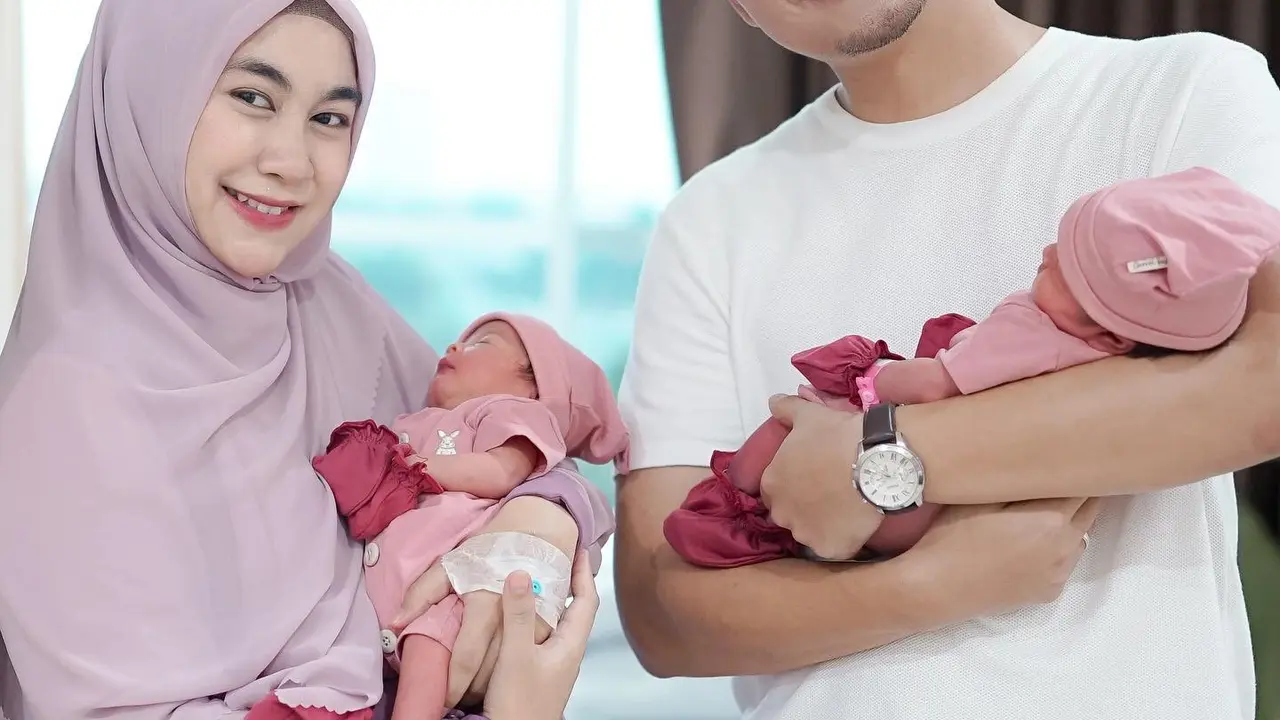 Anisa Rahma dan Suami saat jemur si kembar