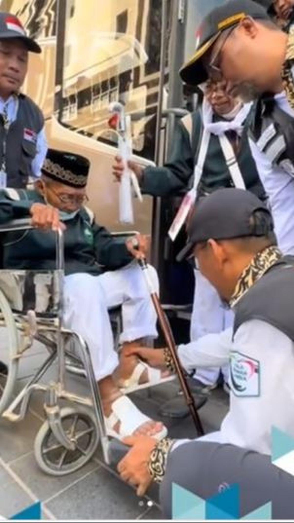 Karena khawatir kecapekan, Mbah Hardjo akhirnya menggunakan kursi roda untuk memperlancar ibadahnya. <br>