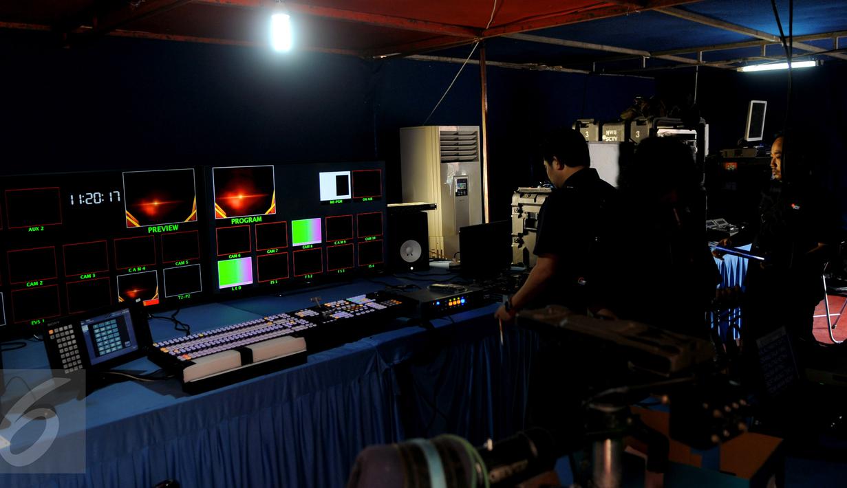 Sejumlah petugas melakukan sound check jelang perhelatan malam puncak Festival Film Bandung (FFB) 2015 di Monumen Perjuangan Rakyat, Bandung, Sabtu (12/9/2015). (Liputan6.com/Faisal R Syam)