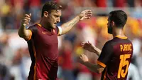 SELEBRASI - Francesco Totti melakukan selebrasi usai mencetak gol ke-300 bagi AS Roma ke gawang Sassuolo Minggu (20/9/2015) WIB. (Gazzetta dello Sports)