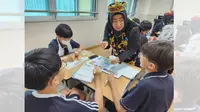 Potret Guru Indonesia Diundang Mengajar di SMP Korea Selatan Sekaligus Memperkenalkan Budaya Indonesia Menggunakan Bahasa Inggris. Para Siswa pun Mengaku Antusias dan Mengucapkan Terima Kasih (Sumber Foto : Gukje News)