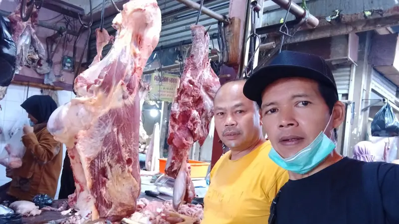 Satu hari menjelang datangnya momen bulan suci Ramadan 1443 H tahun ini, harga daging sapi di sejumlah pasar tradisional Garut, Jawa Barat meroket hingga Rp 175 ribu per kilogram (kg).