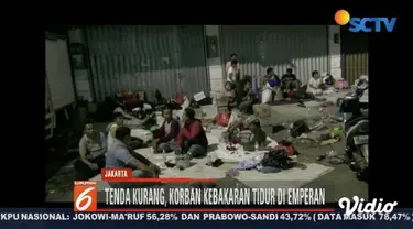 Korban kebakaran Kampung Bandan, Jakarta Utara, harus tidur di emperan karena jumlah tenda tak memadai.