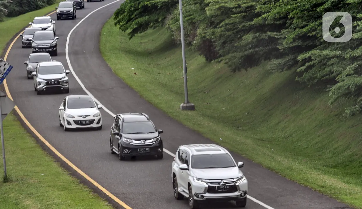 Arus kendaraan arah Jakarta saat melintas di Tol Jagorawi, Bogor, Jawa Barat, Minggu (2/1/2022). Sebanyak 137 ribu kendaraan masuk dari GT Cikampek Utama, GT Kalihurip Utama (arah Timur), GT Cikupa (arah Barat), dan GT Ciawi (arah Selatan). (merdeka.com/Iqbal S. Nugroho)