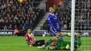 Pemain Chelsea, Eden Hazard gagal memanfaatkan peluang mencetak gol saat dihadang pemain Southampton, Jose Fonte (kiri) pada lanjutan Premier League di St Mary's Stadium, Southampton, (30/10/2016). Chelsea menang 2-0. (AFP/Glyn Kirk)