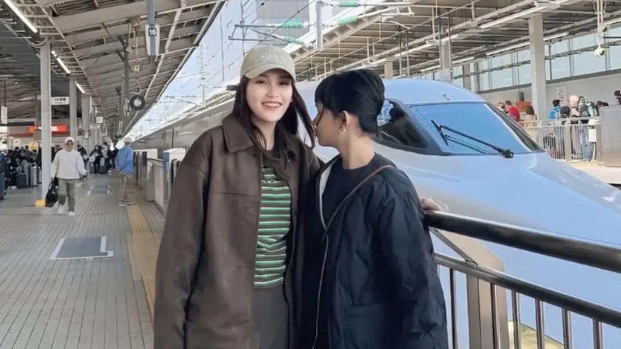 Ayu Ting Ting Pamer Gaya Mewah di Jepang dengan Tiga Tas Branded, Begini Penampilannya