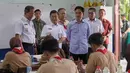 Saat meninjau, Gibran berkeliling ke meja anak-anak dan mengajak beberapa anak berbincang ringan. (Liputan6.com/Herman Zakharia)