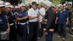 Petugas melakukan mediasi dengan warga saat akan melakukan pengosongan rumah aset kepemilikan PT KAI di Kelurahan Manggarai, Jakarta, Selasa (19/7). Warga menolak terhadap pengosongan rumah yang dilakukan oleh PT KAI. (Liputan6.com/Gempur M Surya)