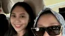 Tak hanya berdua, mereka turut membawa ibu, suami, dan anak-anak mereka. [@yorafebriana].