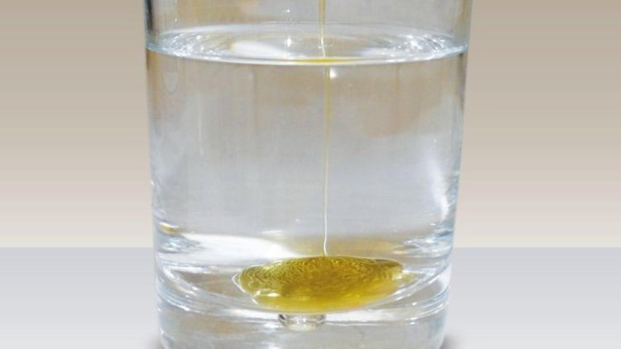 3. Meneteskan Madu ke Air
