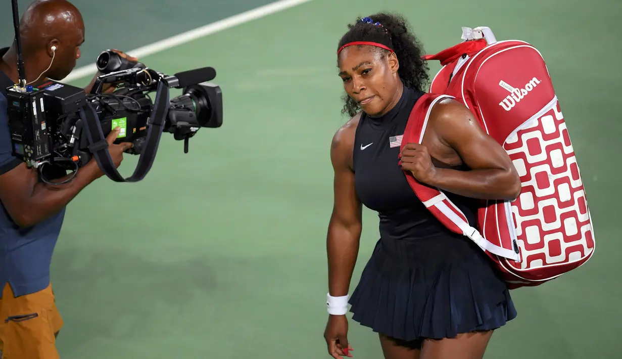 Petenis AS, Serena Williams membawa tasnya usai dikalahkan petenis Ukraina, Elina Svitolina di babak ketiga Olimpiade Rio 2016 , Selasa (9/8). Petenis nomor satu dunia itu angkat koper setelah dikalahkan petenis Ukraina 6-4 6-3. (REUTERS/Toby Melville)