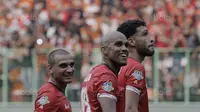 Pemain Persija, Reinaldo, bersama Bruno Lopes dan William Pacheco tersenyum usai melawan Persiba pada laga Liga 1 di Stadion Patriot, Bekasi, Jumat  (12/8/2017). Persija menang 2-0 atas Persiba. (Bola.com/M Iqbal Ichsan)
