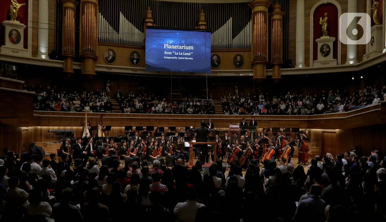 Di bawah bimbingan konduktor Addie MS, Light Ministry Orchestra (LMO) tampil percaya diri memadukan perbedaan menjadi karya harmonis. (Liputan6.com/Herman Zakharia)