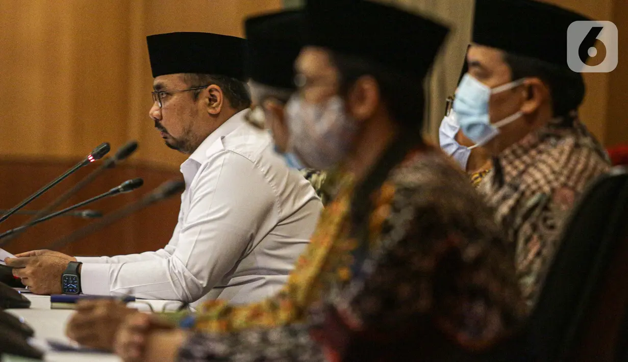 Menteri Agama (Menag) Yaqut Cholil Qoumas menggelar konferensi pers di Gedung Kementerian Agama, Jakarta, Kamis (3/6/2021). Pemerintah memastikan tidak memberangkatkan jemaah haji Indonesia pada musim haji 1442 H/2021 M. (Liputan6.com/Faizal Fanani)