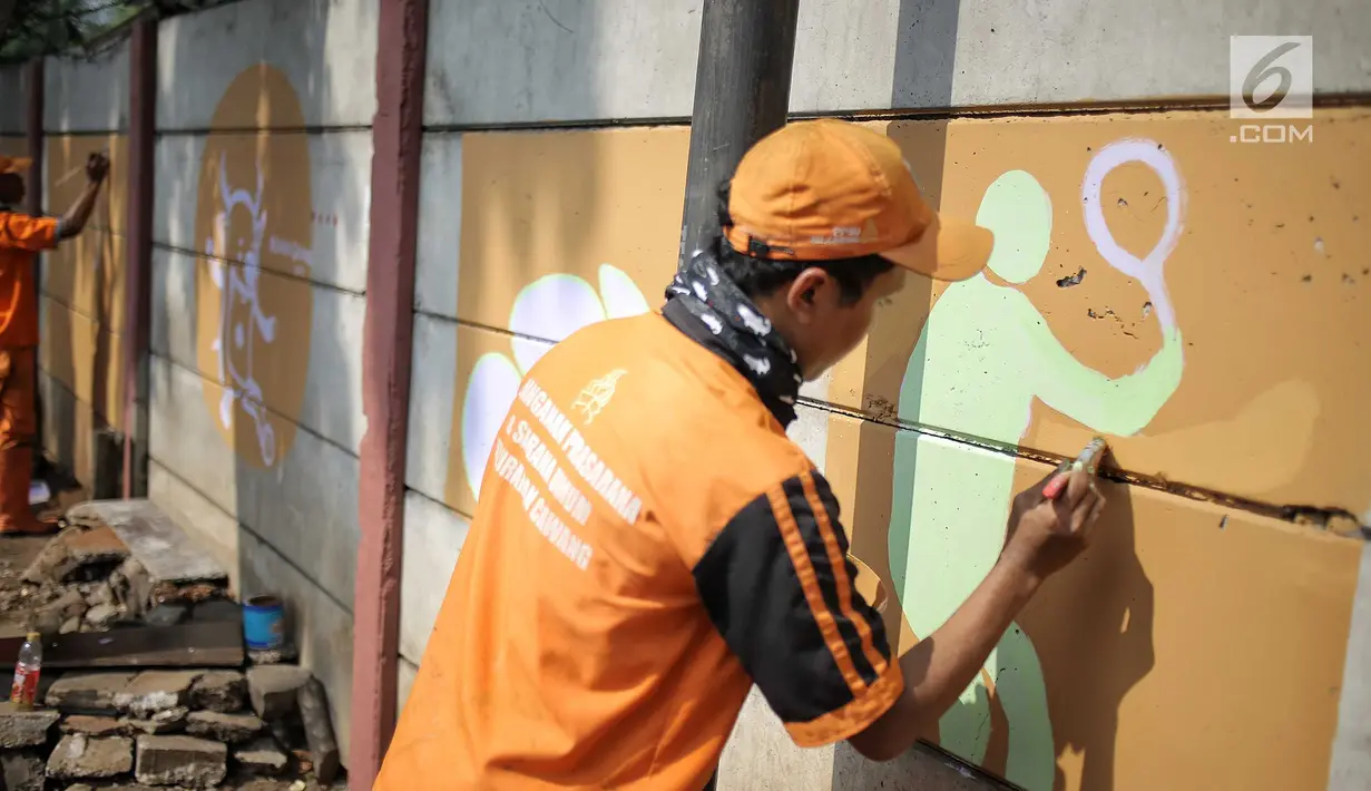 Petugas PPSU membuat mural bertema Asian Games di kawasan Cawang, Jakarta, Selasa (17/7). Mural tersebut dibuat untuk sosialisasi sekaligus bentuk dukungan terhadap perhelatan Asian Games pada Agustus 2018 mendatang. (Liputan6.com/Faizal Fanani)