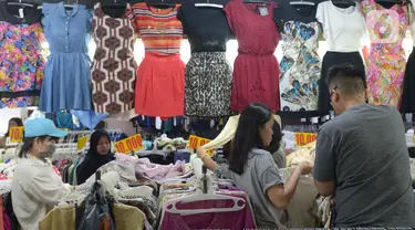 Warga memilih pakaian impor bekas impor di Pasar Baru Metro Atom, Jakarta, Jumat (6/12/2019). Di tengah ramainya produk pakaian baru baik lokal maupun internasional pakaian bekas impor yang dijual di kios-kios pasar masih banyak peminatnya di berbagai kalangan. (merdeka.com/Imam Buhori)
