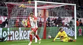 Pemain Bayern Munchen, Harry Kane, melakukan selebrasi setelah mencetak gol ke gawang Lazio pada laga leg kedua babak 16 besar Liga Champions yang dihelat di Allianz Arena, Rabu (6/3/2024). Lazio menang dengan skor 3-0. (Sven Hoppe/DPA via AP)