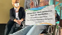 Gubernur Jawa Barat Ridwan Kamil diwakili Asda Dewi Sartika menghadiahi Tjetjep Heriyana tiket nonton langsung MotoGP di Sirkuit Mandalika Lombok.